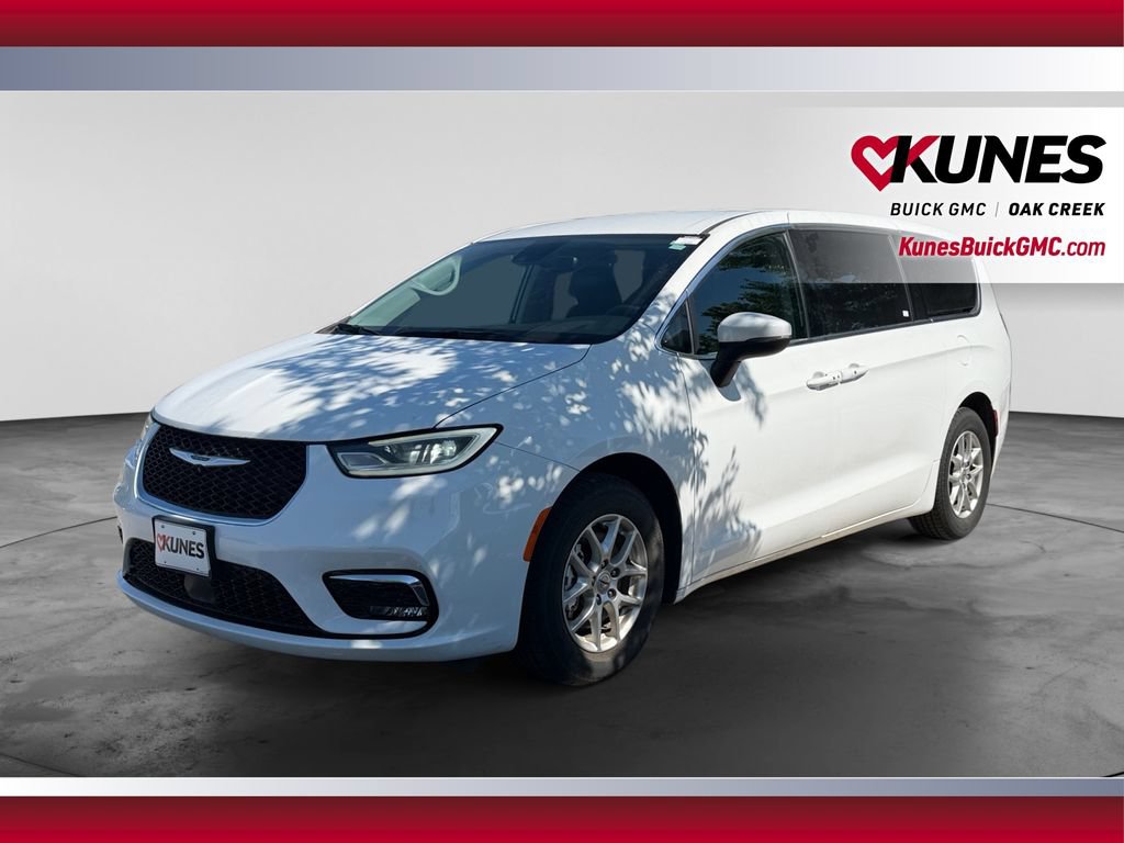 Used 2023 Chrysler Pacifica Touring-L FWD image 4