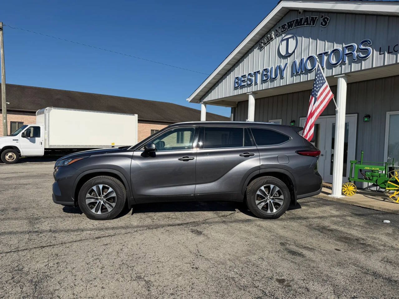 Used 2020 Toyota Highlander XLE AWD/4WD image 2