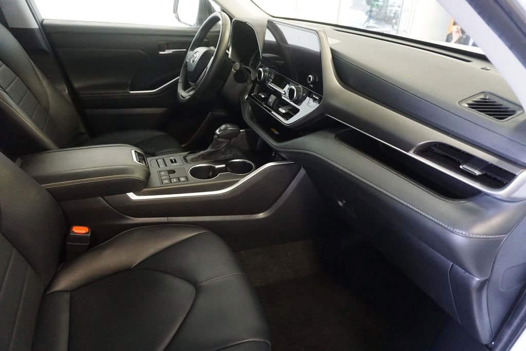 Certified 2024 Toyota Highlander XLE AWD/4WD image 27