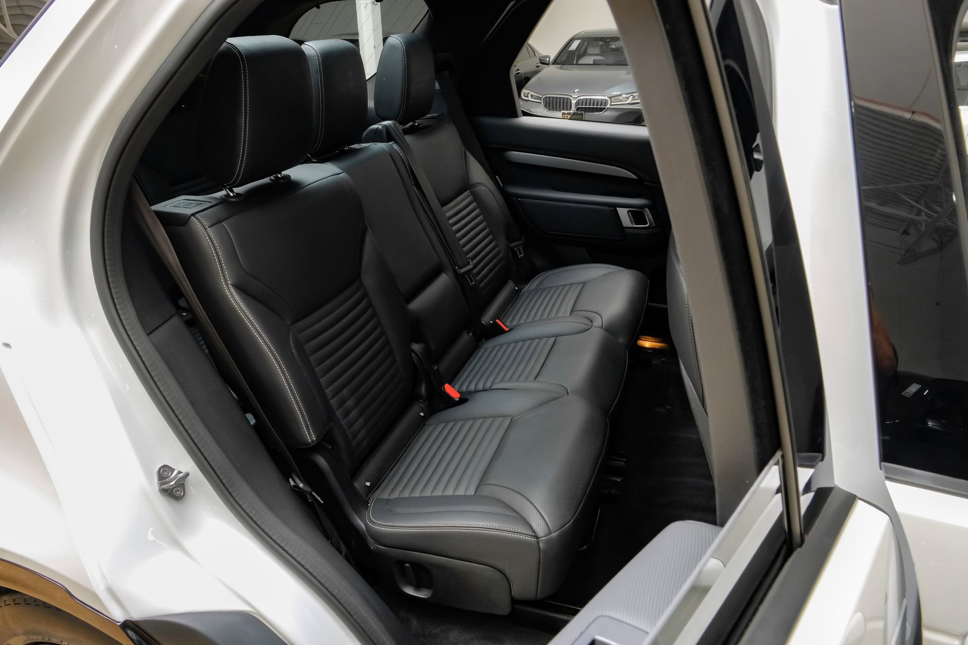 Used 2023 Land Rover Discovery S R-Dynamic AWD/4WD image 39