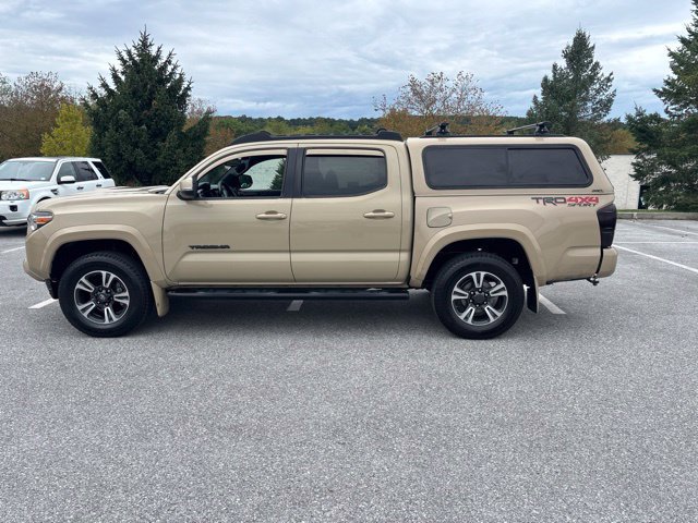 Used 2017 Toyota Tacoma TRD Sport w/ Premium & Technology Package AWD/4WD image 5