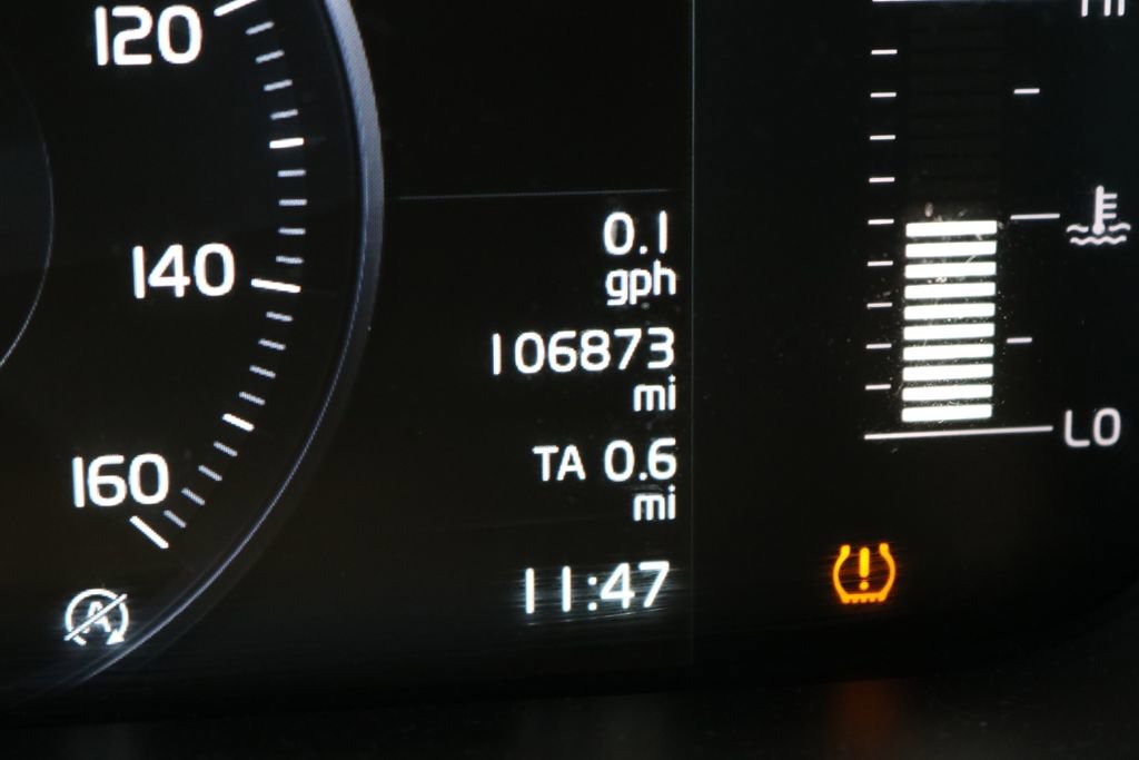 Used 2018 Volvo XC60 T6 Momentum w/ Vision Package image 17