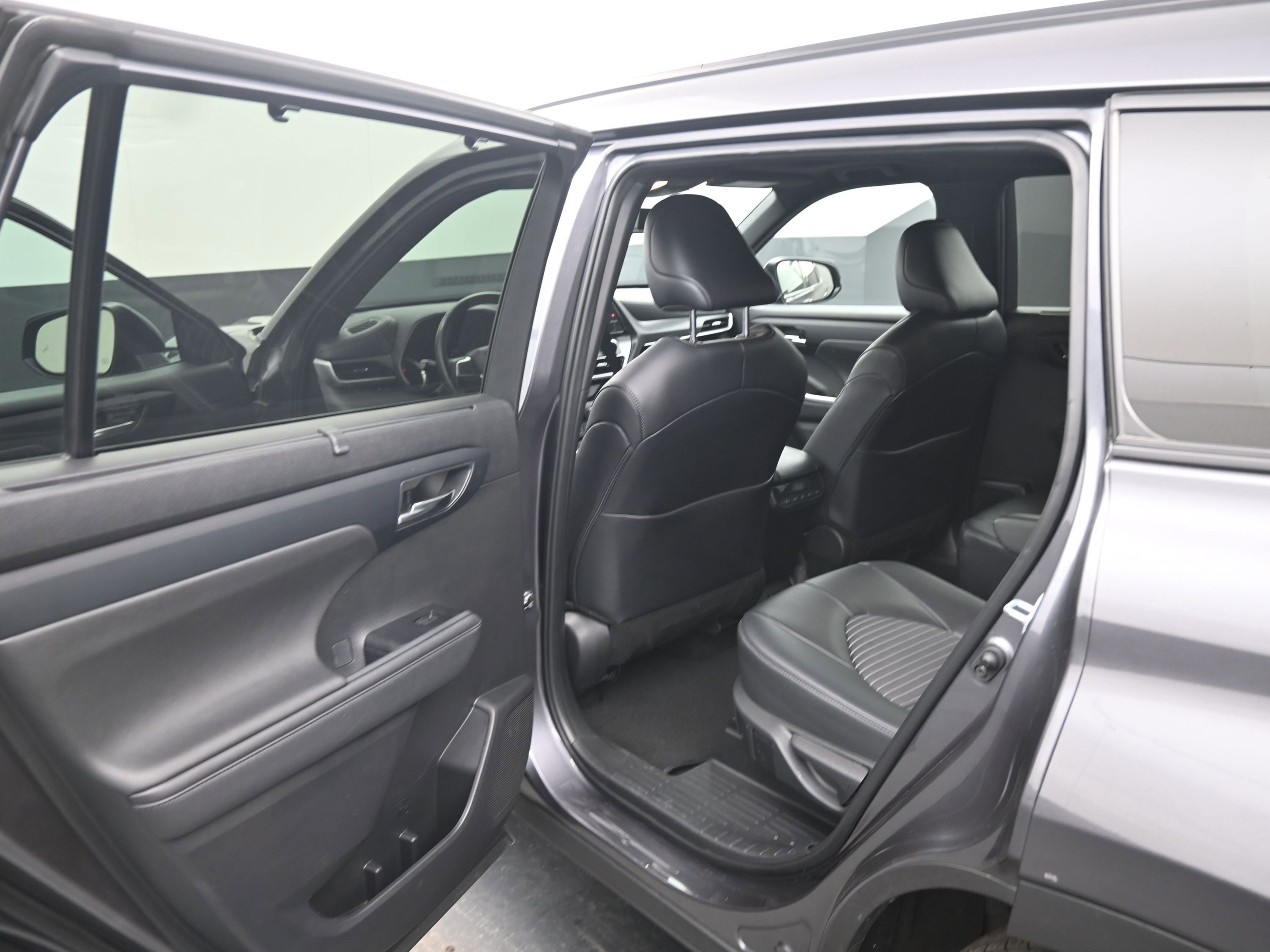 Used 2024 Toyota Highlander XSE image 16