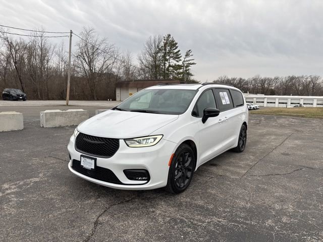 Used 2025 Chrysler Pacifica Limited FWD image 1