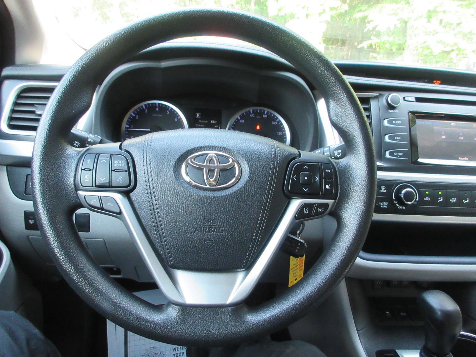 Used 2018 Toyota Highlander LE FWD image 12