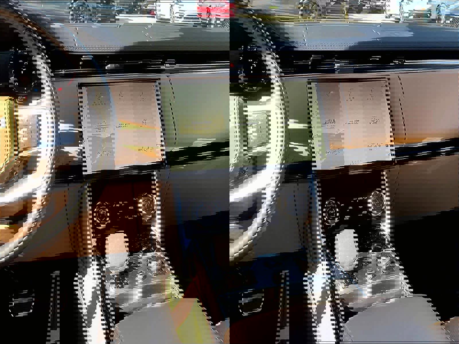 Used 2023 Land Rover Range Rover Long Wheelbase SE image 8