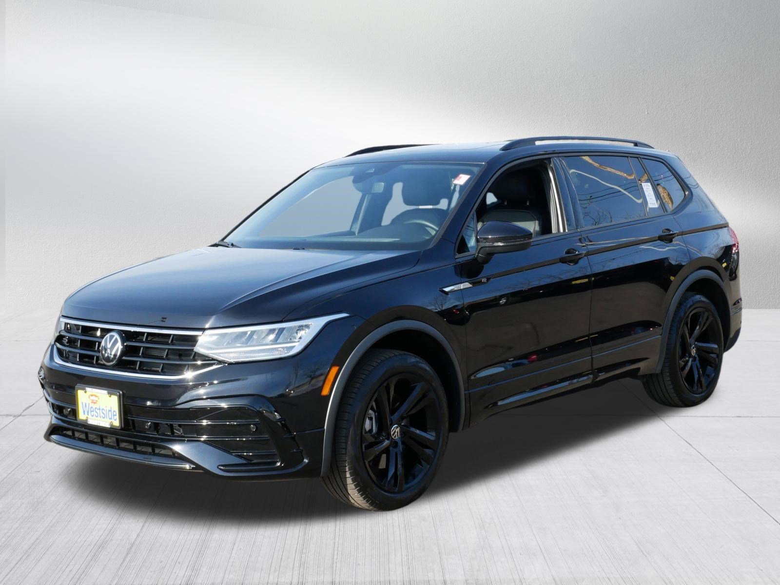 Certified 2024 Volkswagen Tiguan SE R-Line image 3