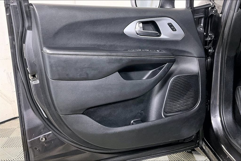 Used 2020 Chrysler Pacifica Limited w/ Advanced Safetytec Group FWD image 23