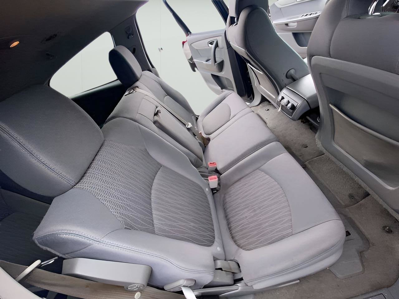 Used 2013 Chevrolet Traverse LS FWD image 2