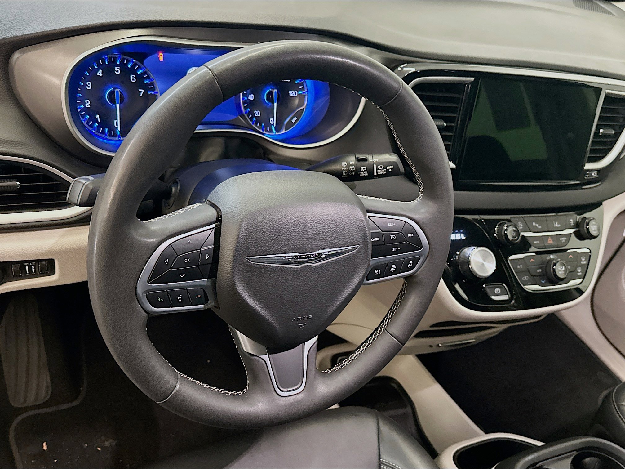 Used 2024 Chrysler Pacifica Touring-L FWD image 18