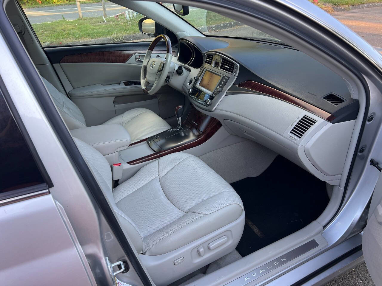 Used 2011 Toyota Avalon Limited image 27