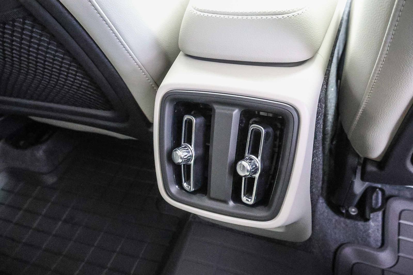 New 2026 Volvo XC40 B5 Ultra w/ Climate Package image 19