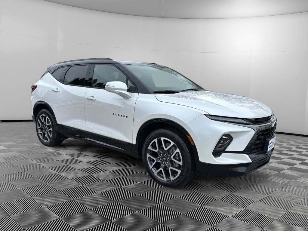 Used 2025 Chevrolet Blazer RS w/ Enhanced Convenience Package image 2