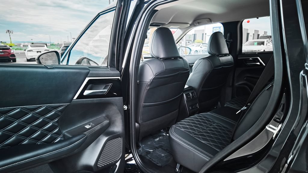 Used 2023 Mitsubishi Outlander SEL AWD/4WD image 14