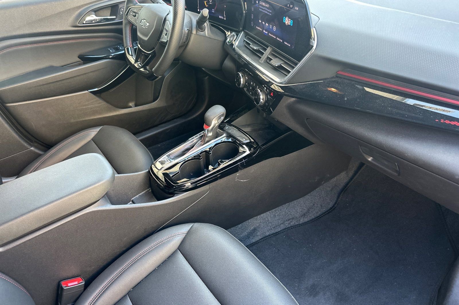 Used 2025 Chevrolet Trax RS w/ Sunroof Package image 19