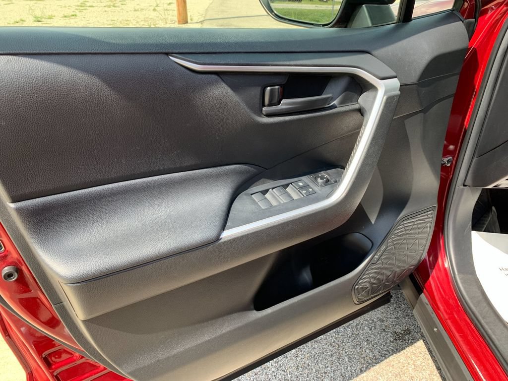 Used 2021 Toyota RAV4 LE AWD/4WD image 12