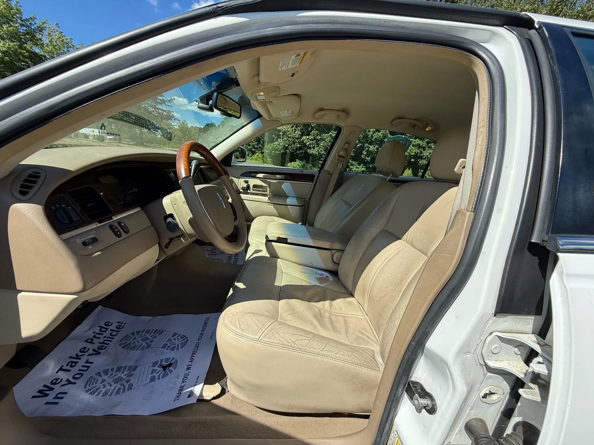 Used 2009 Lincoln Town Car Signature Limited image 9