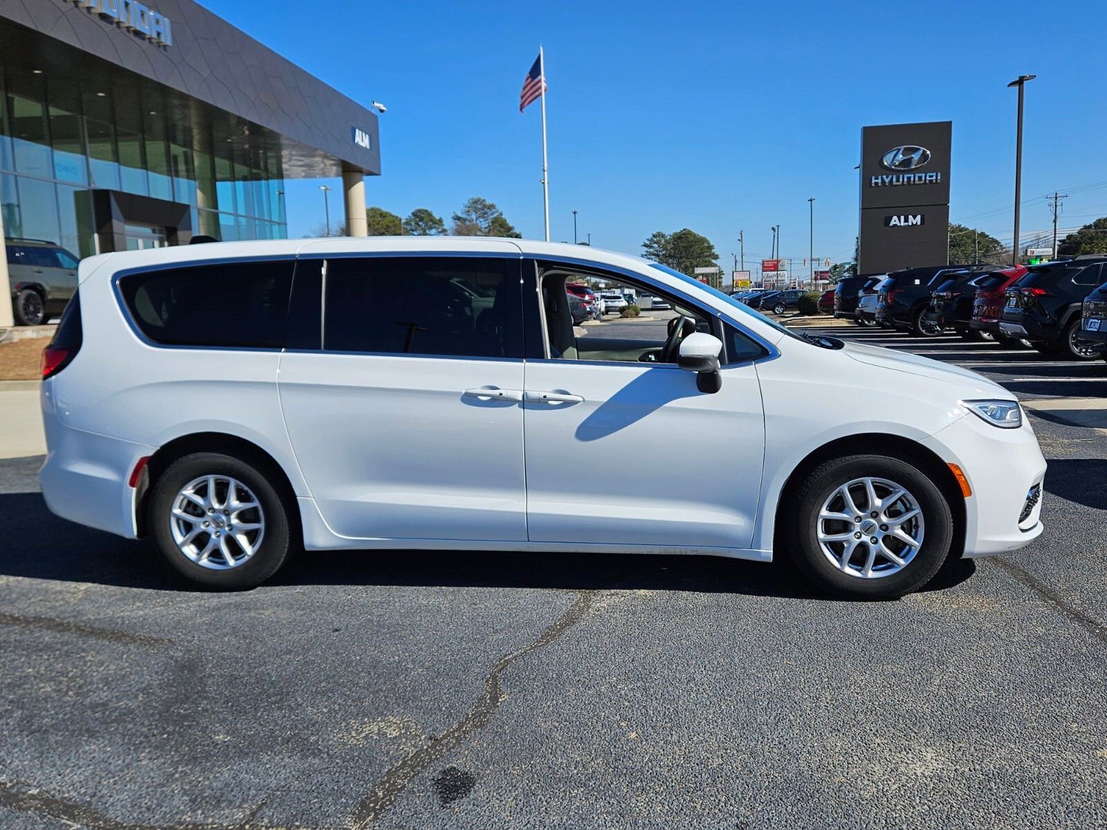 Used 2023 Chrysler Pacifica Touring-L image 16