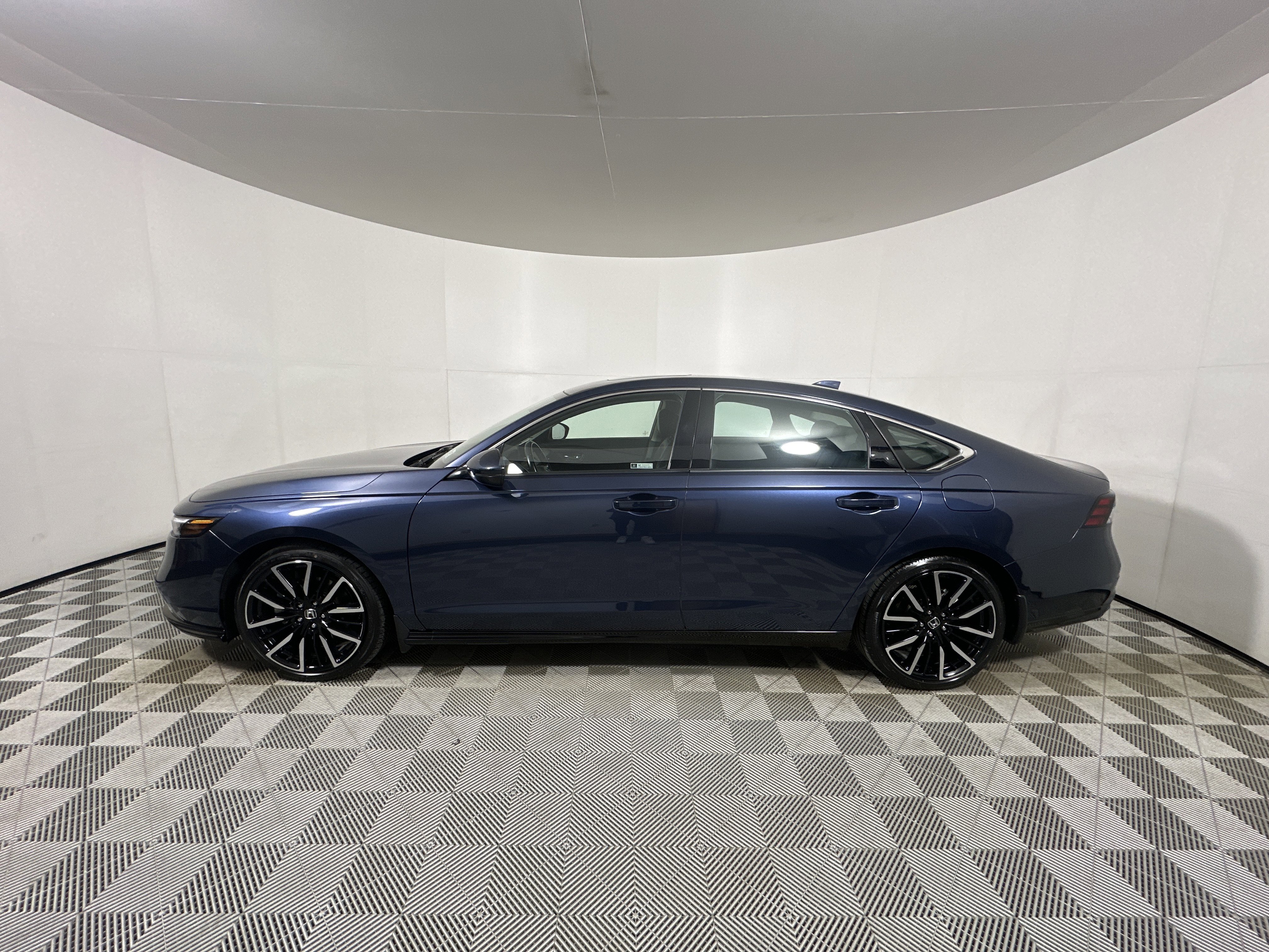 Used 2023 Honda Accord Touring image 4