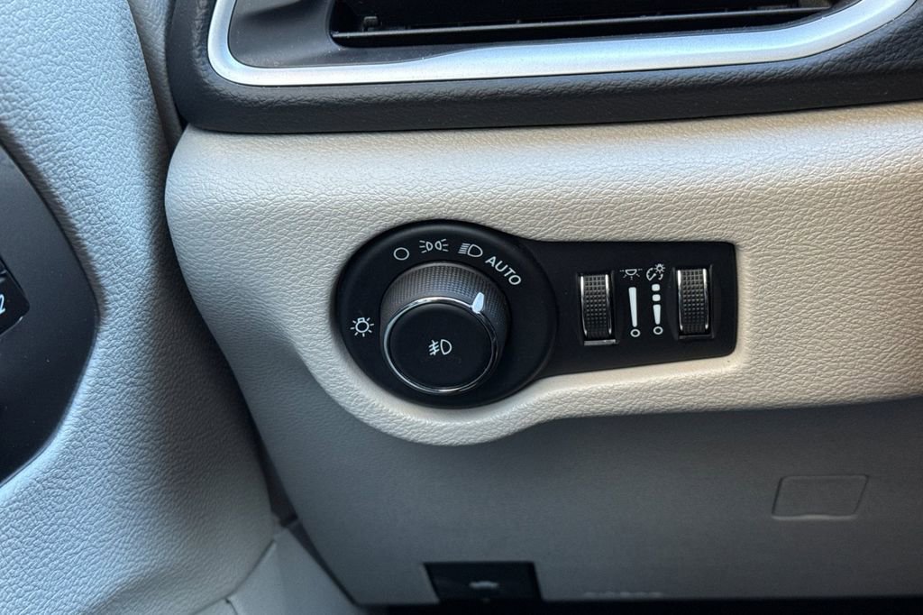 Used 2023 Chrysler Pacifica Touring-L image 39