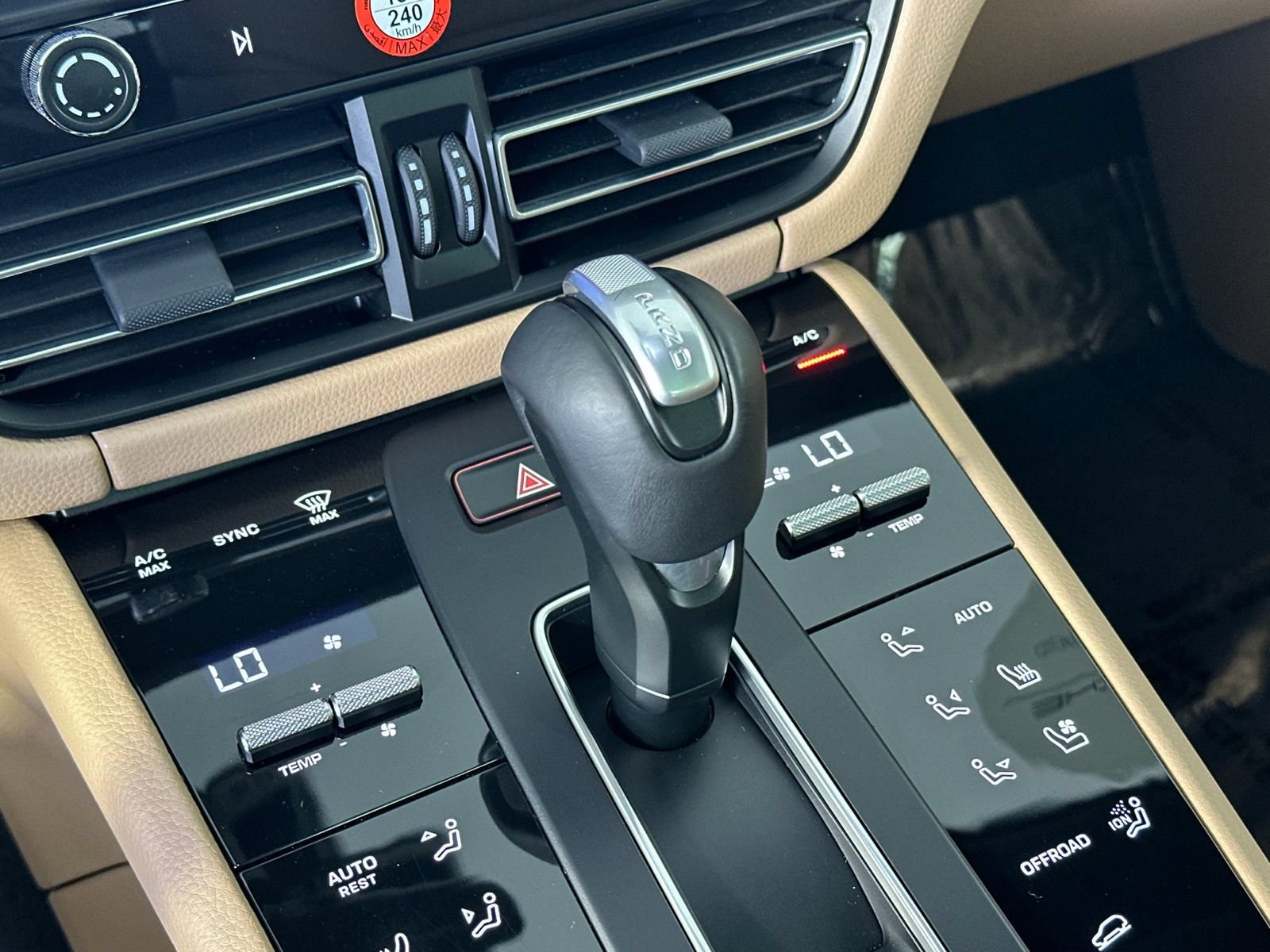 Certified 2023 Porsche Macan AWD/4WD image 26