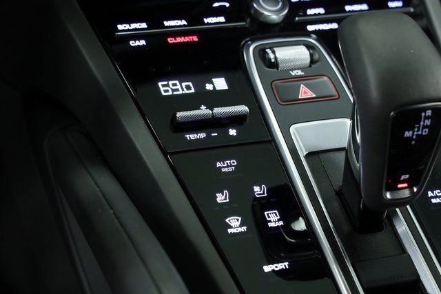 Used 2022 Porsche Cayenne Platinum Edition image 25