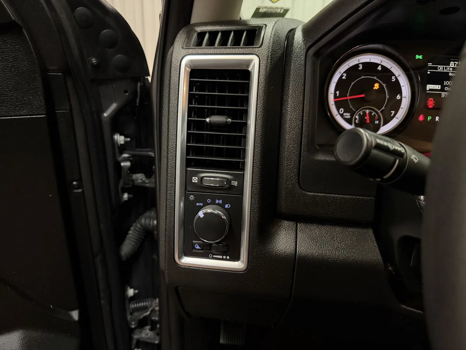 Used 2021 RAM 1500 Classic SLT AWD/4WD image 23