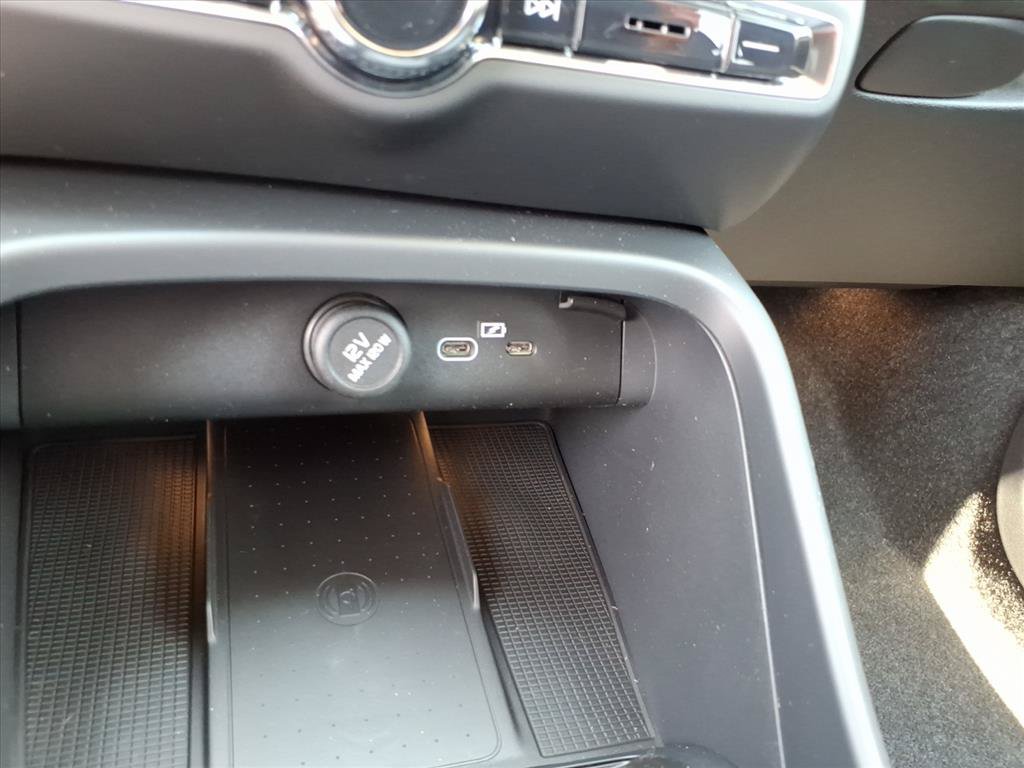 New 2026 Volvo XC40 B4 Core w/ Climate Package FWD image 19