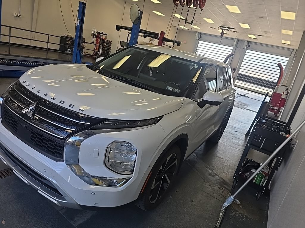 Used 2022 Mitsubishi Outlander SE AWD/4WD image 2