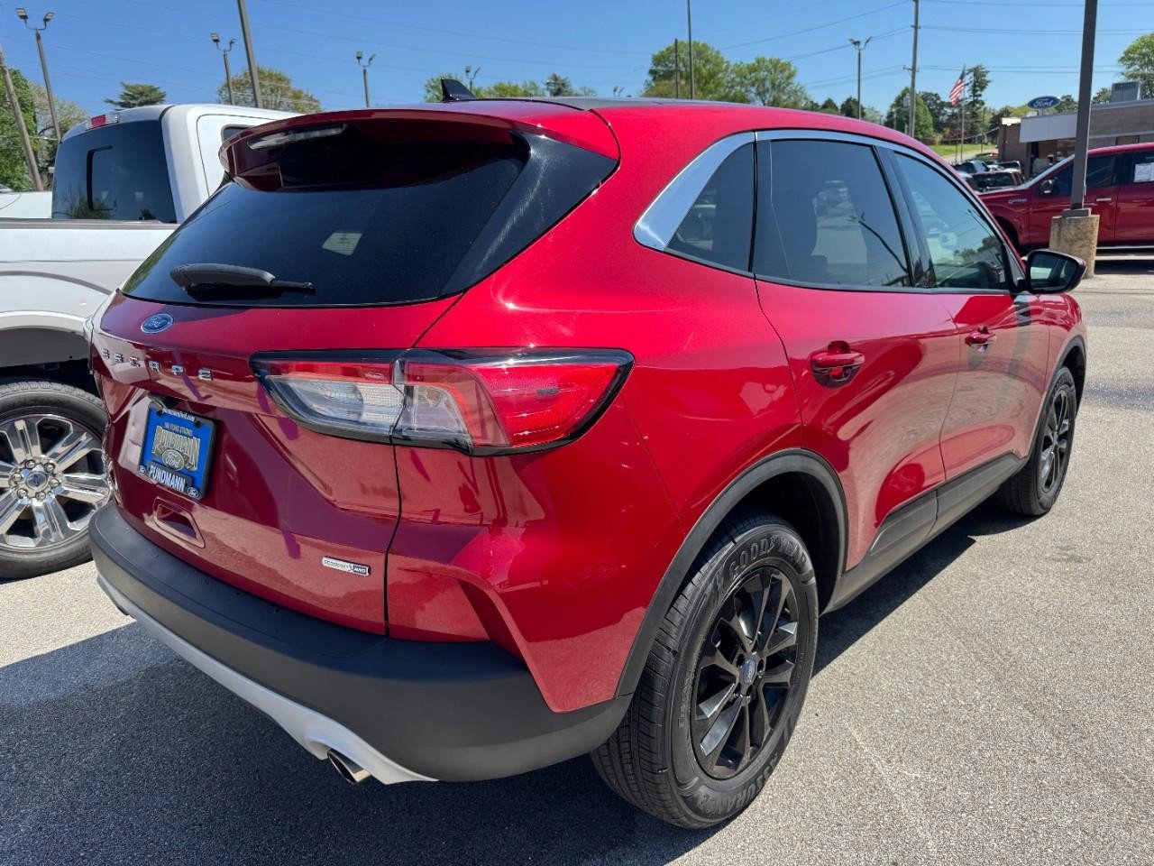 Used 2020 Ford Escape SE image 4