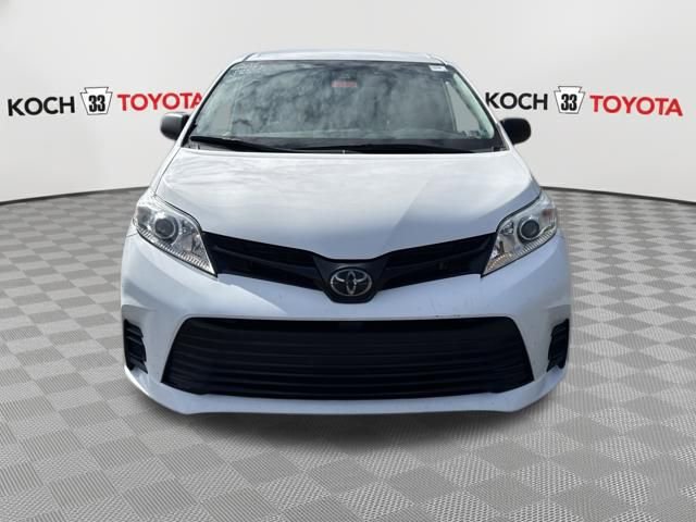 Used 2019 Toyota Sienna L image 2