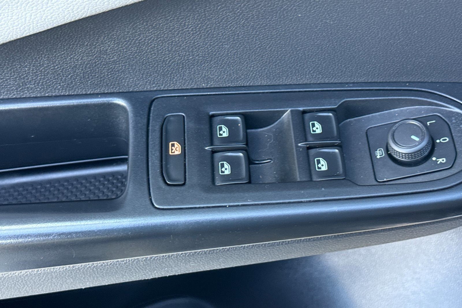 Used 2022 Volkswagen Taos SEL image 12