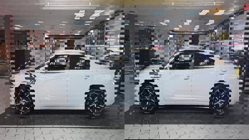 Used 2016 Dodge Charger SE w/ Sport Appearance Group image 2