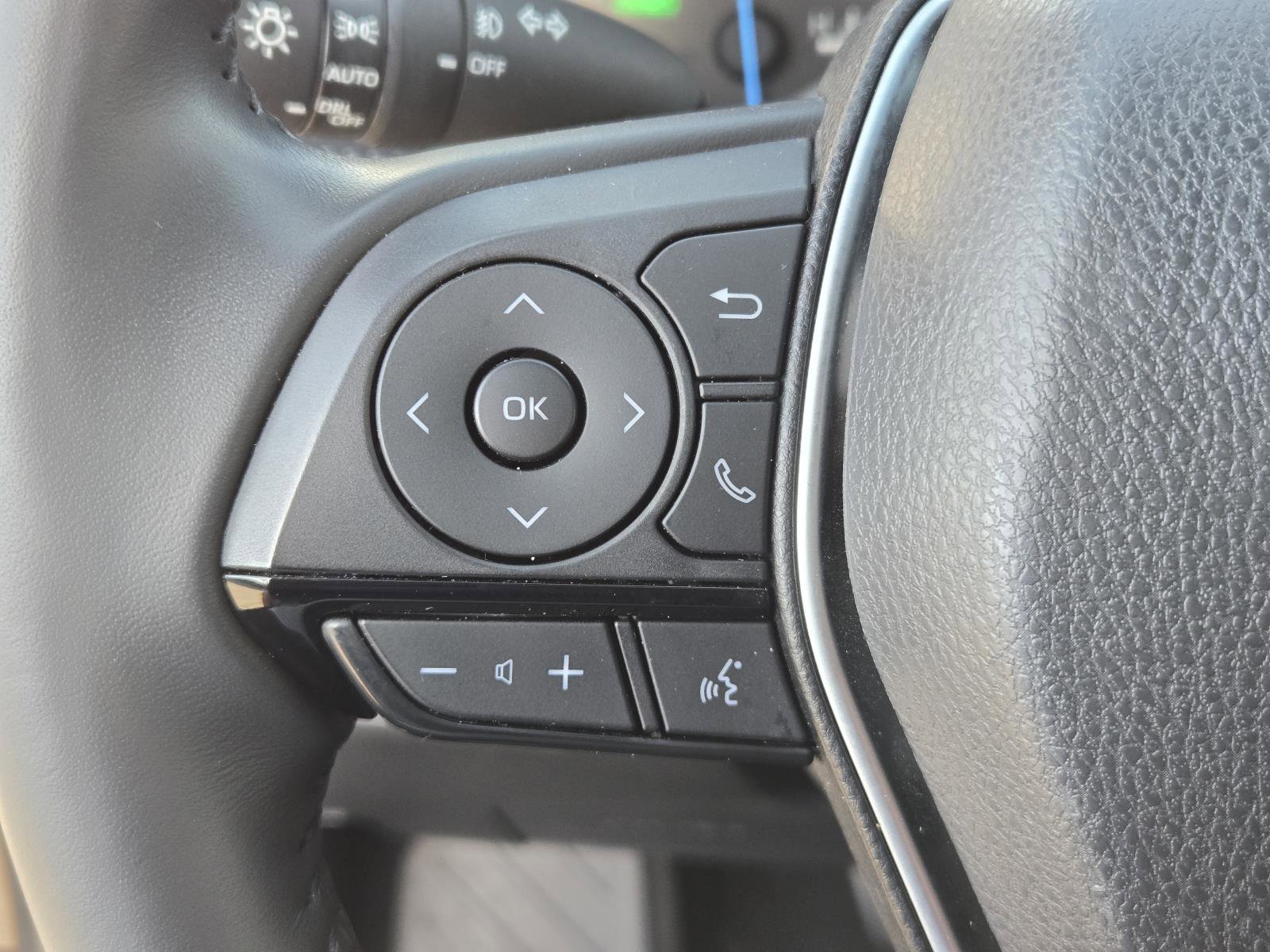 Used 2024 Toyota Venza XLE image 16