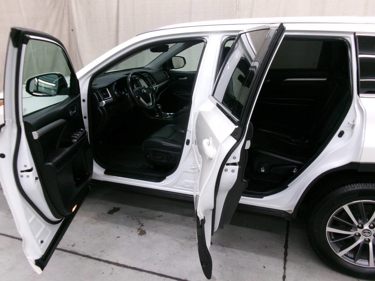 Used 2018 Toyota Highlander XLE image 12