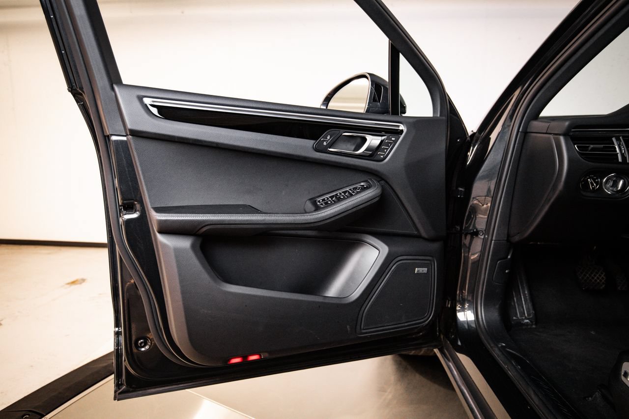 Certified 2022 Porsche Macan AWD/4WD image 23