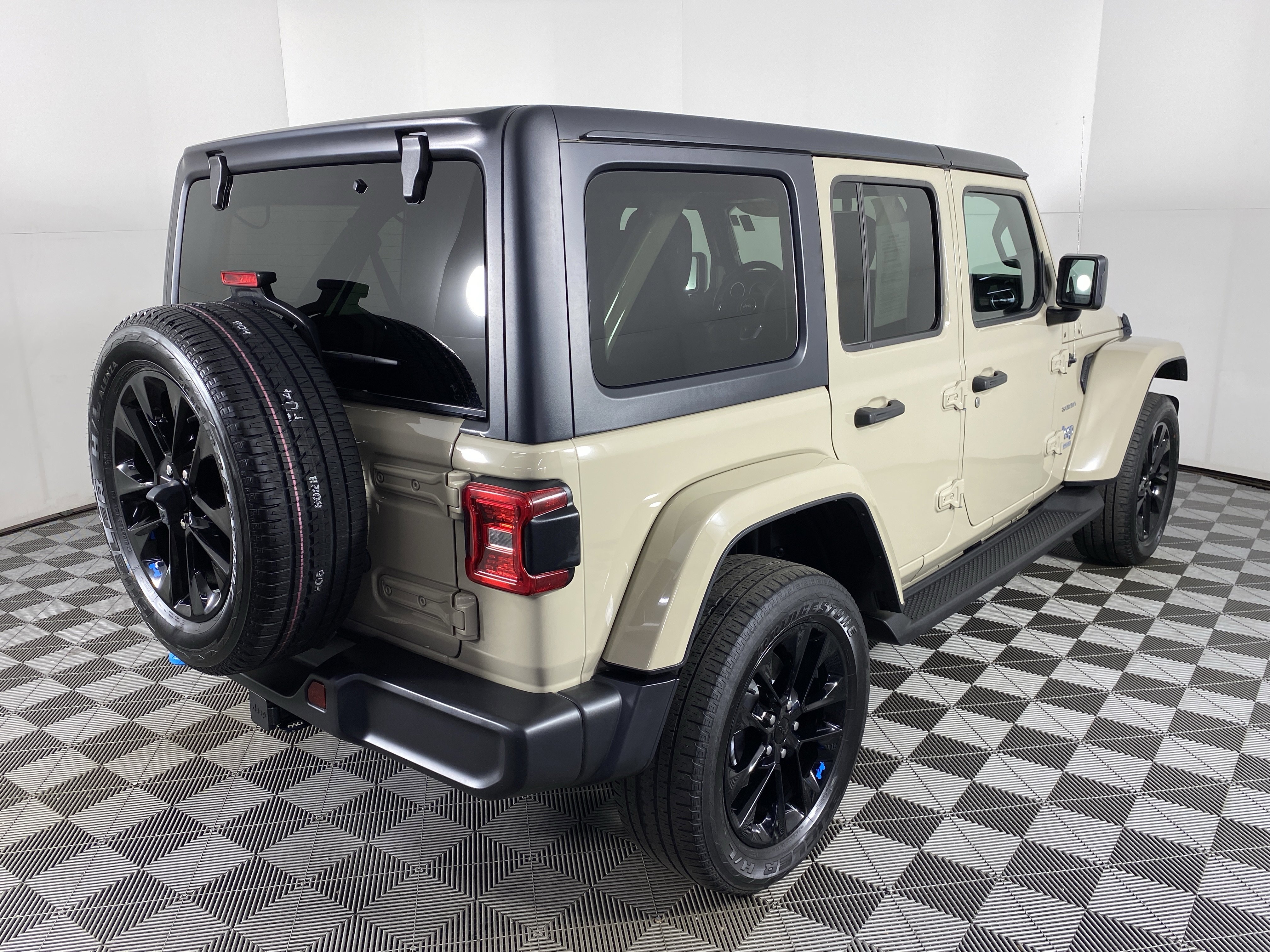 Used 2022 Jeep Wrangler Unlimited Sahara w/ Cold Weather Group image 8