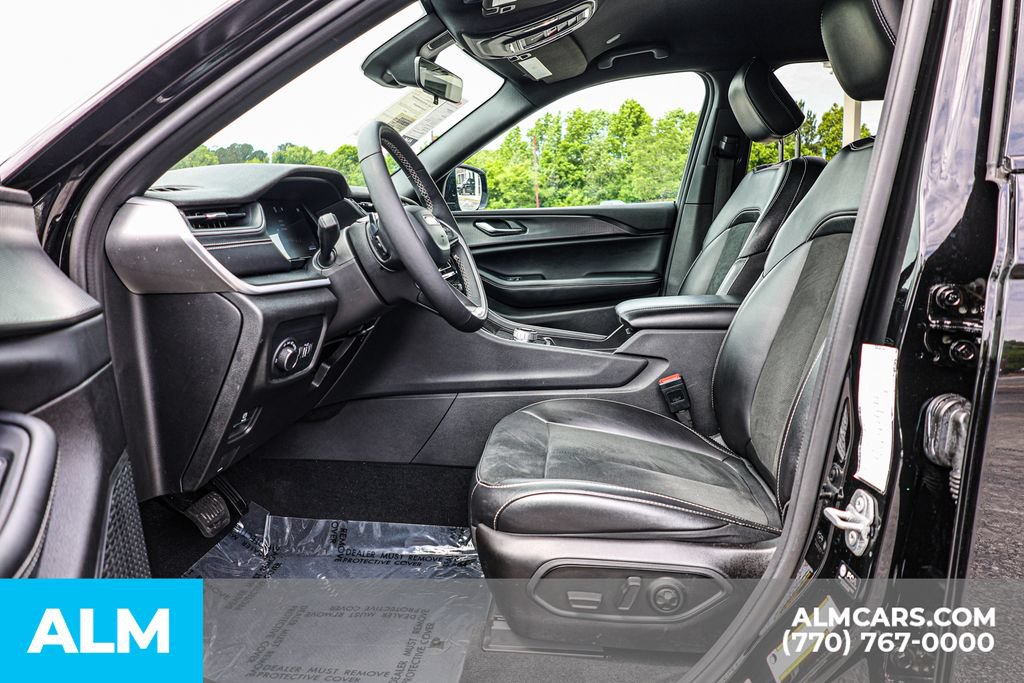 Used 2025 Jeep Grand Cherokee Altitude AWD/4WD image 17
