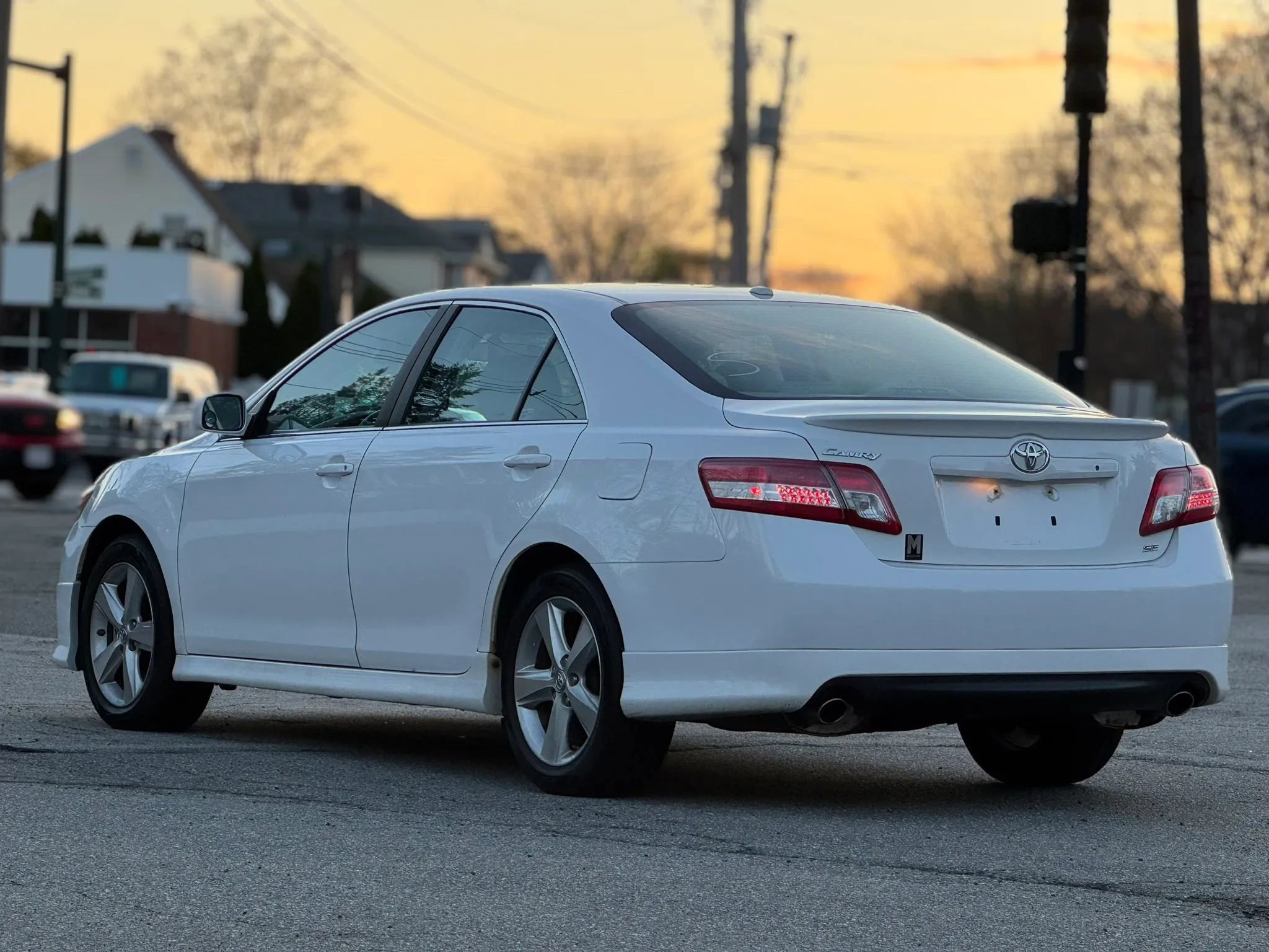 Used 2011 Toyota Camry SE w/ Sport Leather Pkg FWD image 3