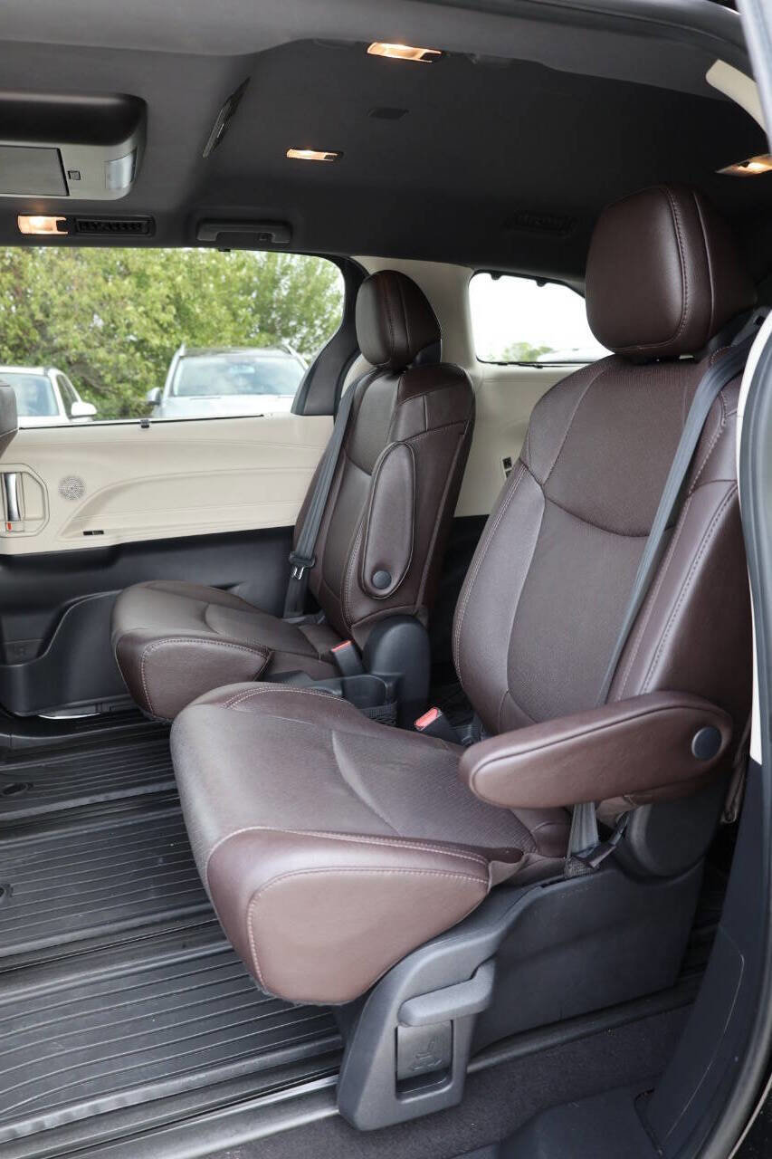 Used 2021 Toyota Sienna Platinum AWD/4WD image 17