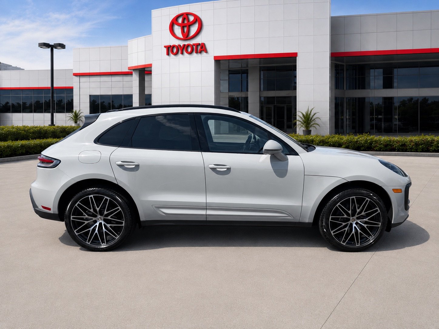 Used 2026 Porsche Macan AWD/4WD image 8