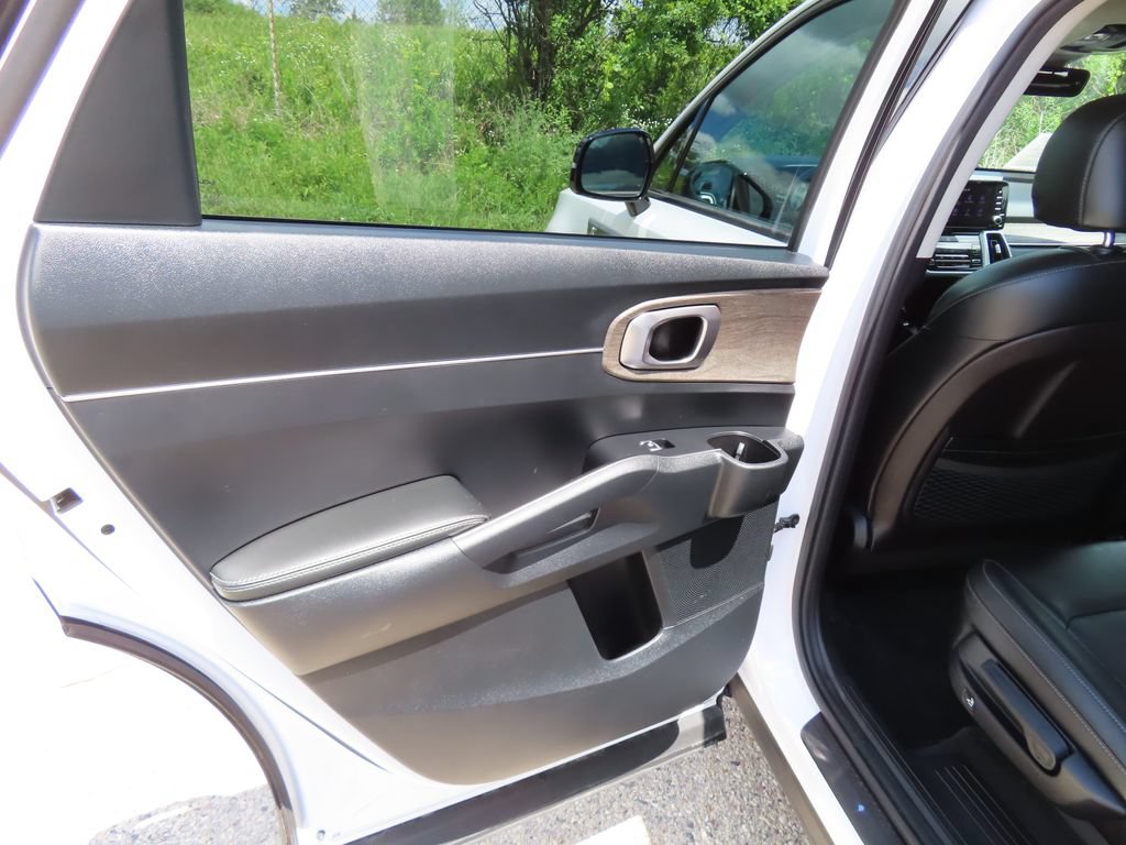 Certified 2022 Kia Sorento S w/ Panoramic Sunroof Package AWD/4WD image 36
