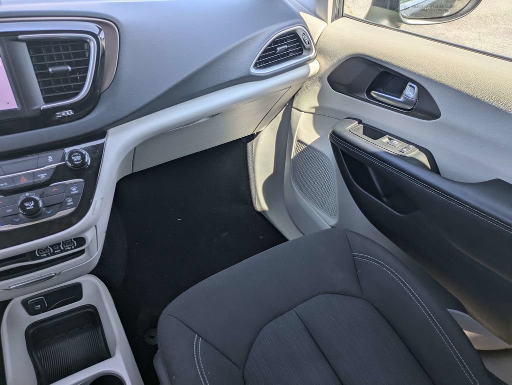 Used 2023 Chrysler Voyager LX FWD image 16