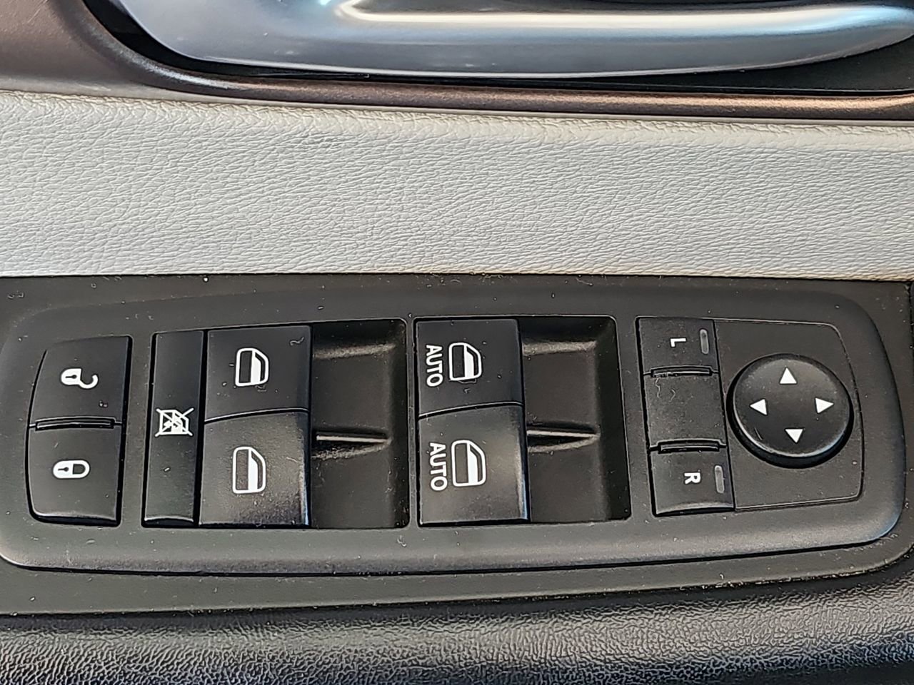 Used 2017 Chrysler Pacifica Touring-L image 33