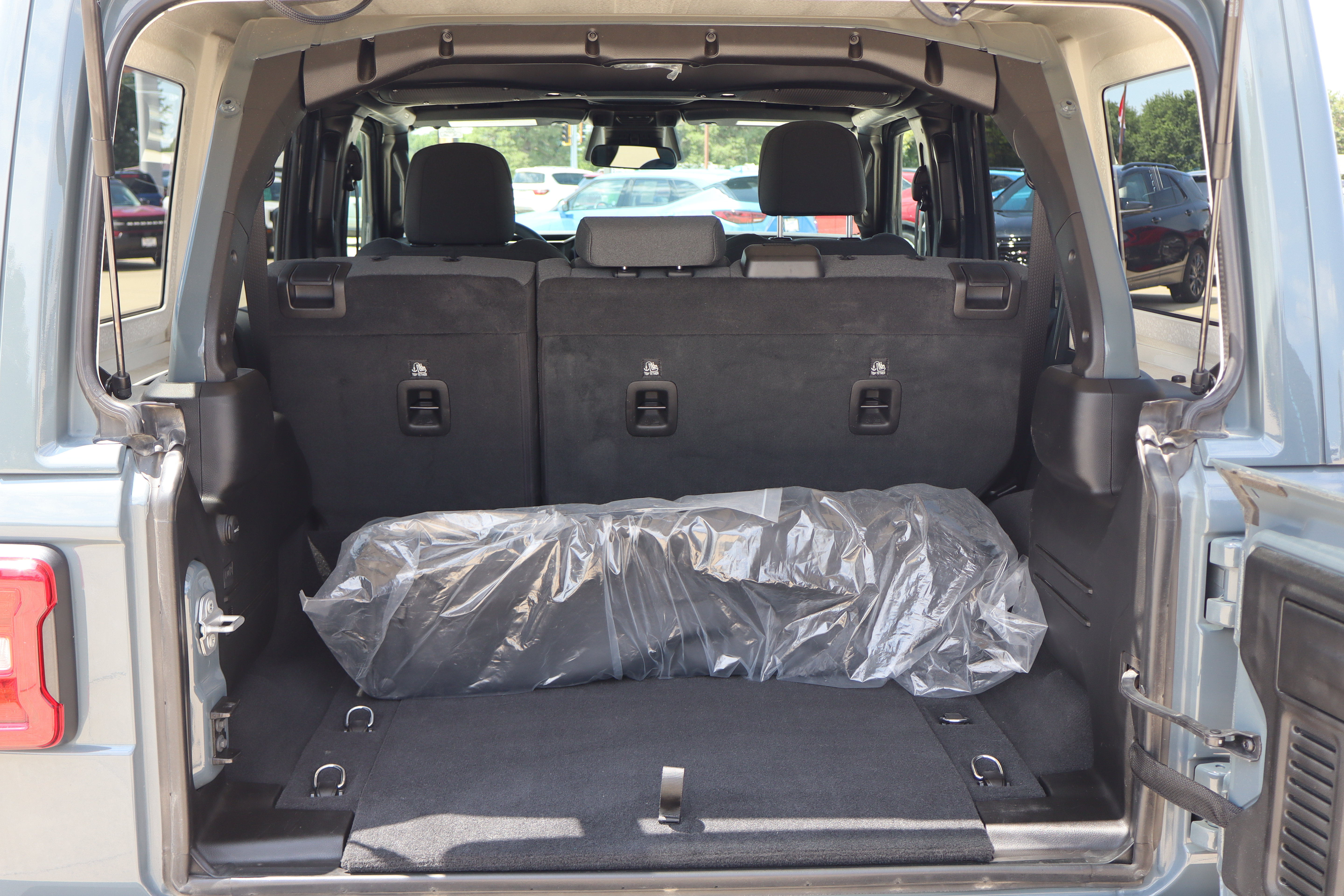 Used 2025 Jeep Wrangler Unlimited Sahara AWD/4WD image 25
