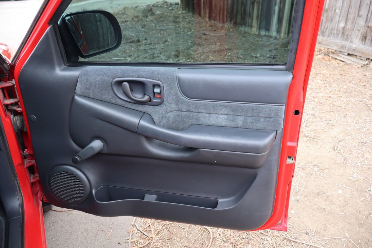 Used 2000 Chevrolet S10 Pickup LS w/ Preferred Equipment Group RWD image 20