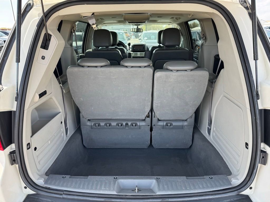 Used 2010 Volkswagen Routan SEL FWD image 42