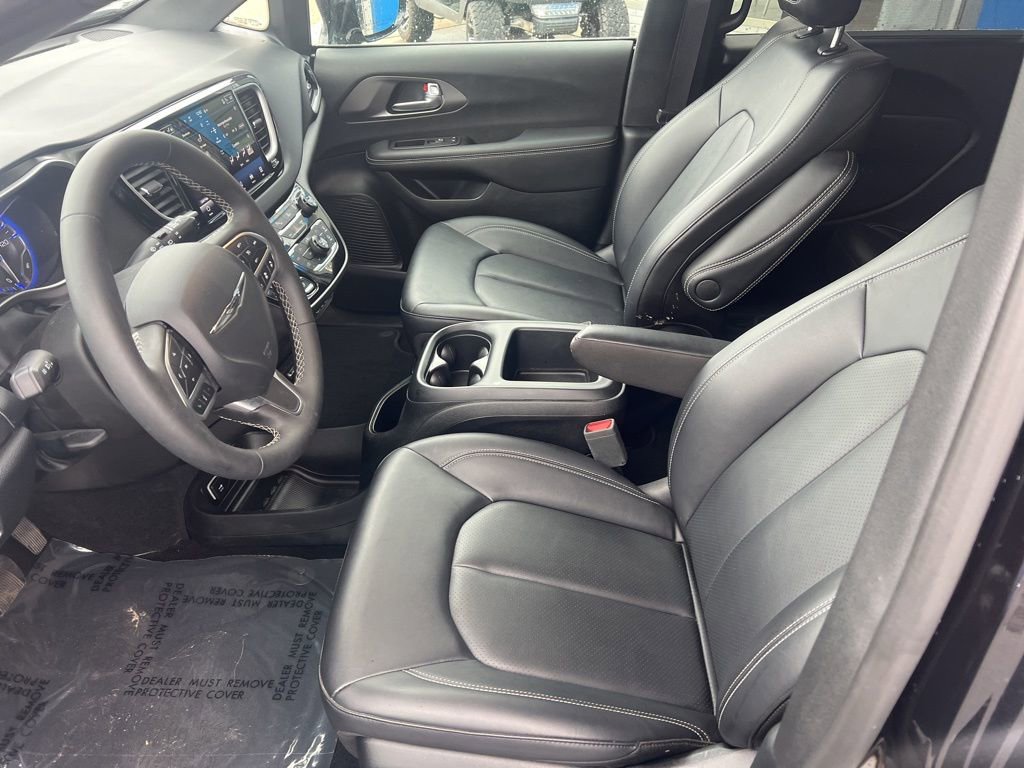 Used 2025 Chrysler Pacifica Select image 16