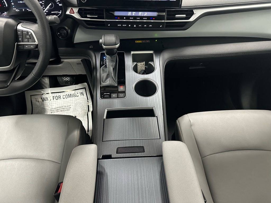 Used 2025 Toyota Sienna XLE image 40