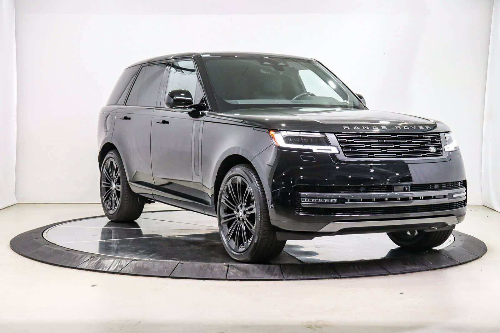 Used 2025 Land Rover Range Rover SE AWD/4WD image 5
